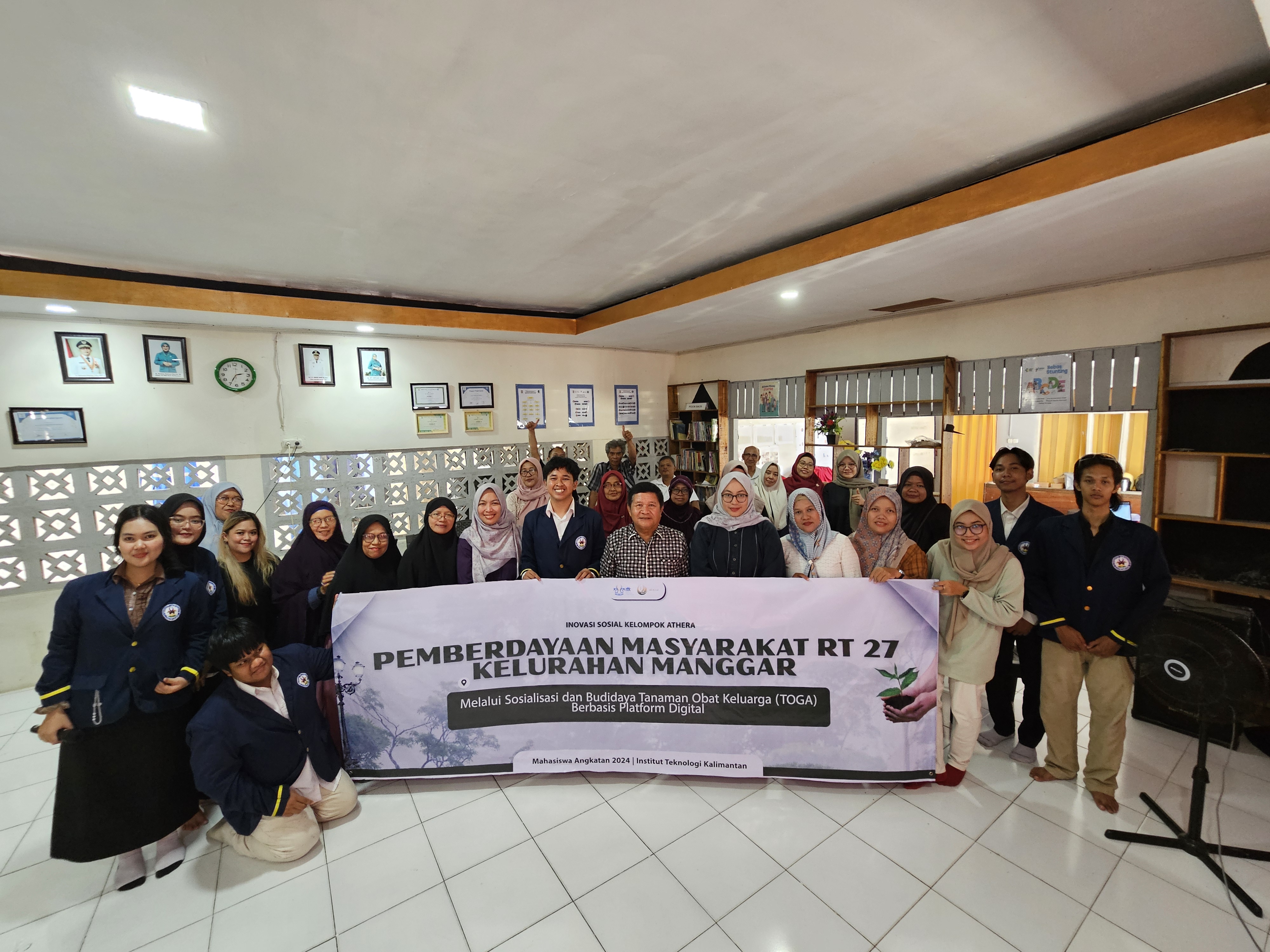 Pemberdayaan Masyarakat RT 27 Kelurahan Manggar melalui Sosialisasi dan Budidaya Tanaman Obat Keluarga (TOGA) Berbasis Platform Digital